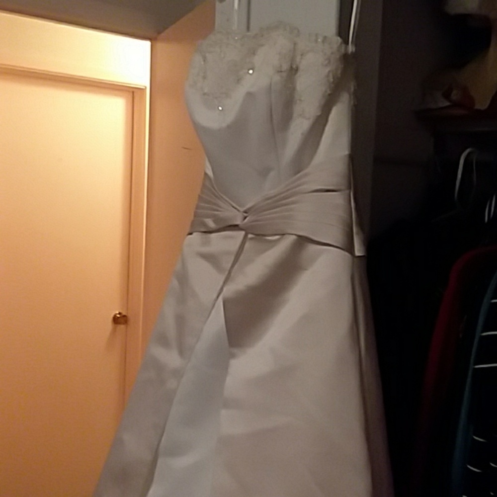 New wedding dress - Picture 4 of 10
